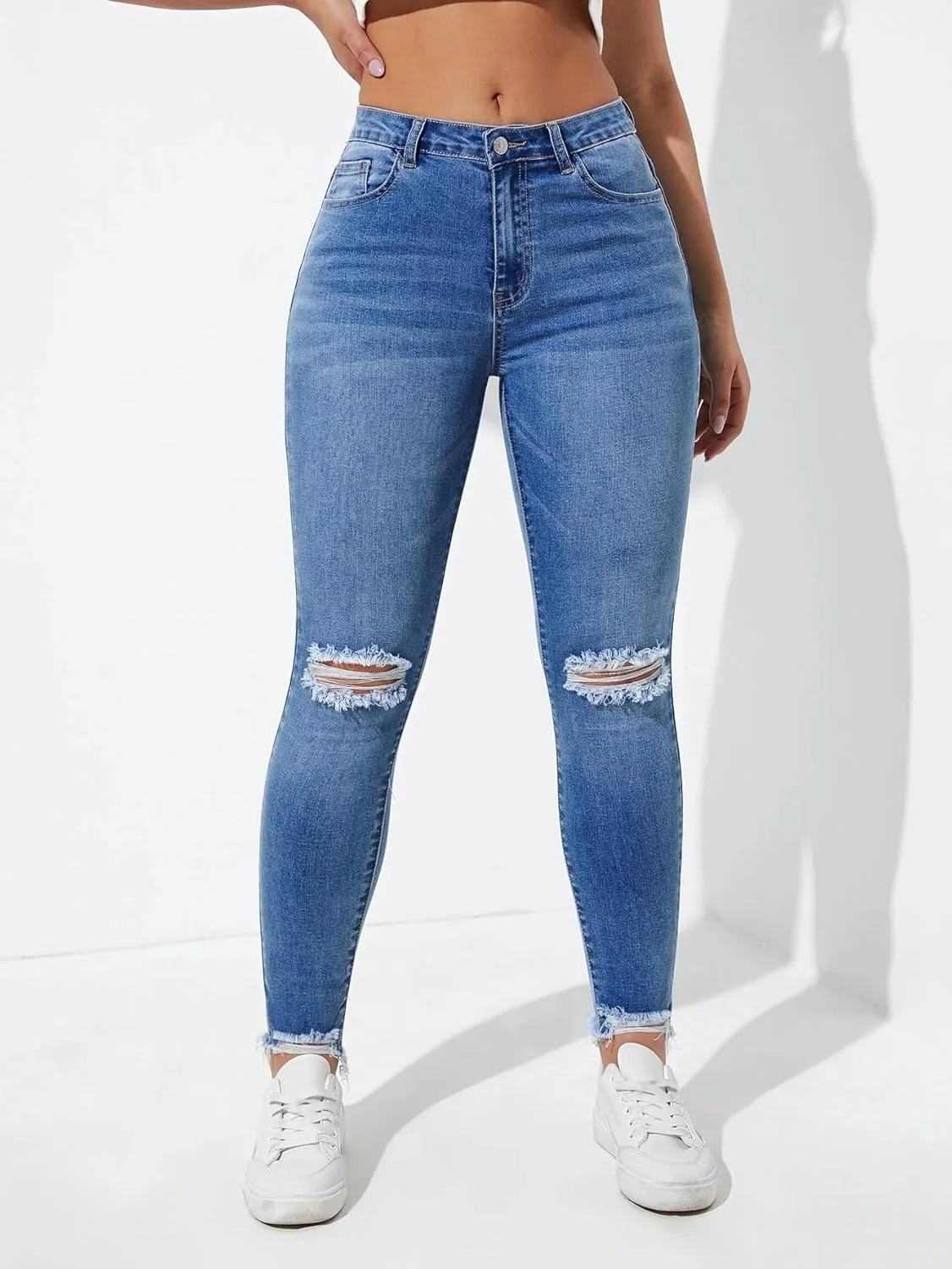 Женские классические джинсы с потертостями и разрезами Generic, Medium Wash — фото 3
