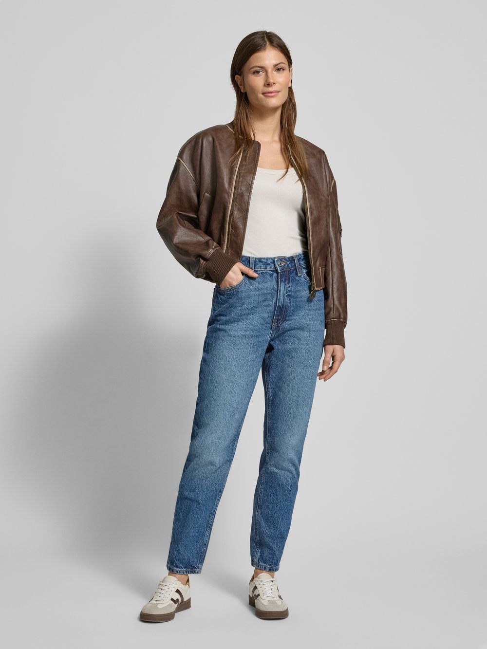 

Джинсы mom fit с 5 карманами, модель «MOM2000» Mango
