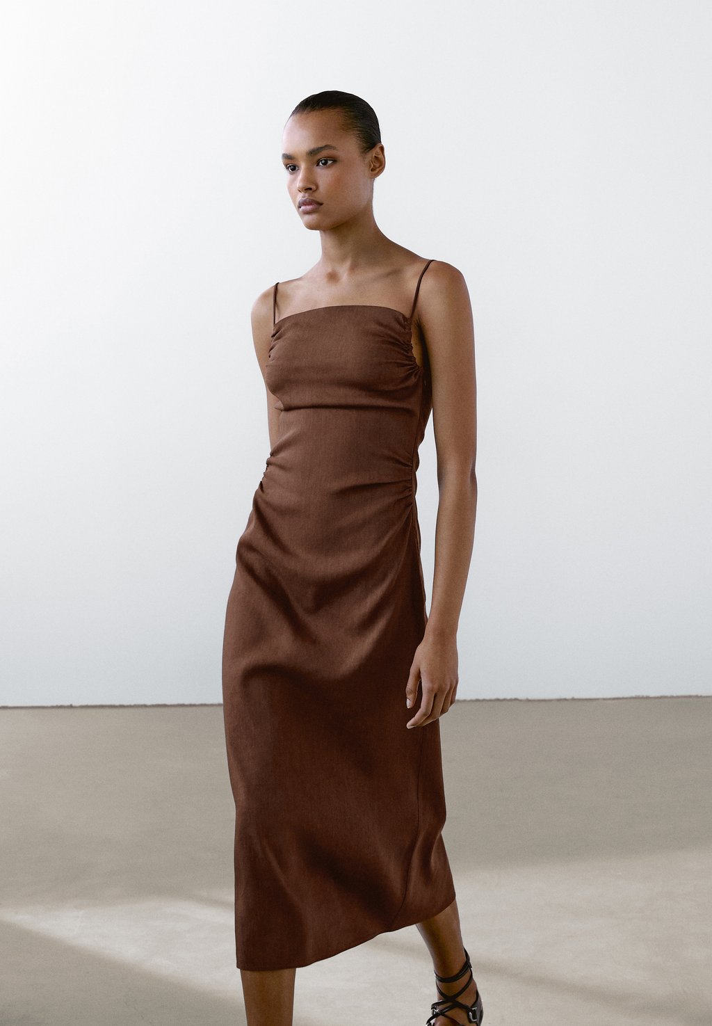 

Повседневное платье RUFFLED MIDI Massimo Dutti, Brown