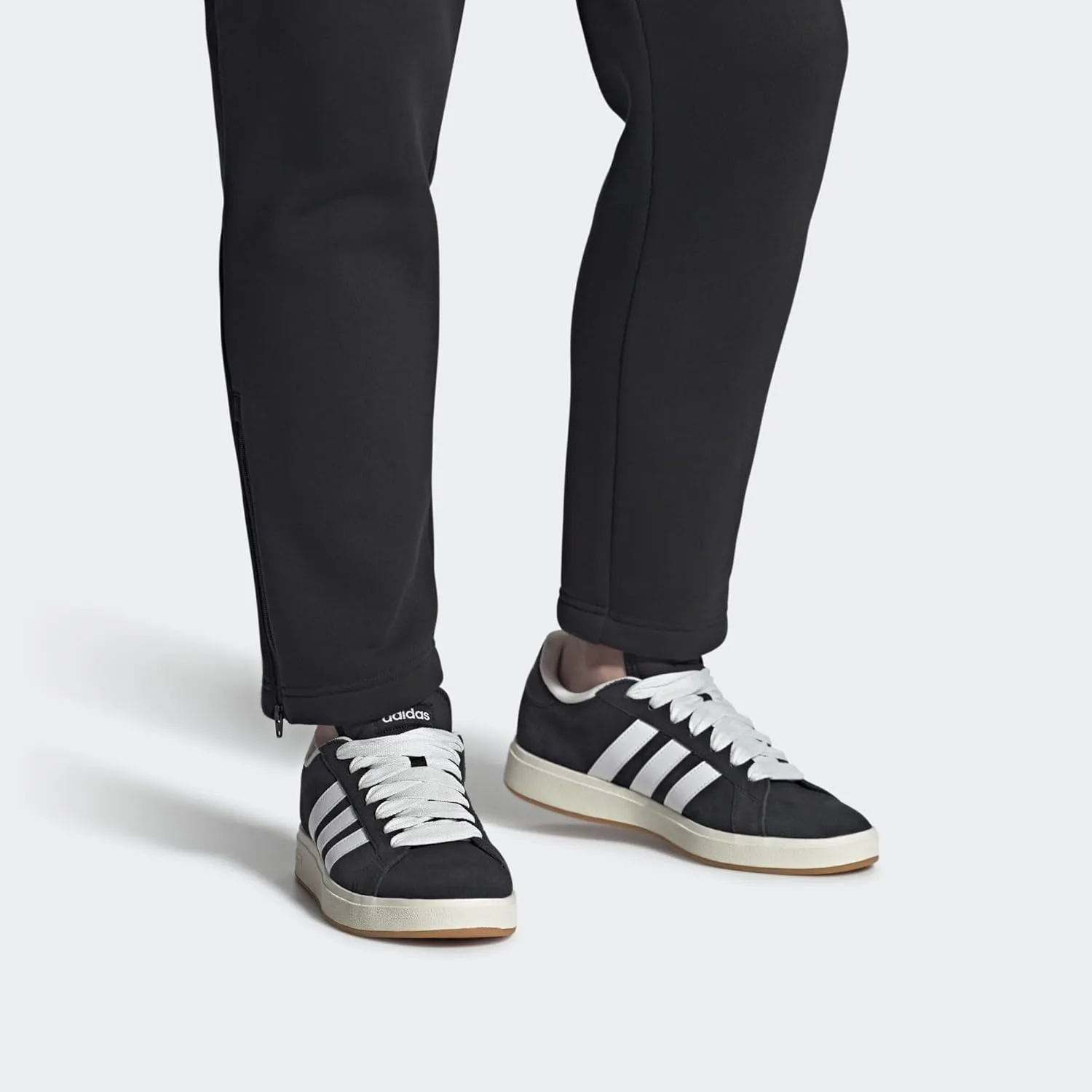 Кроссовки Adidas Unisex Grand Court Base 00s из замши и резины, модель JQ6018, белый/черный — фото 2