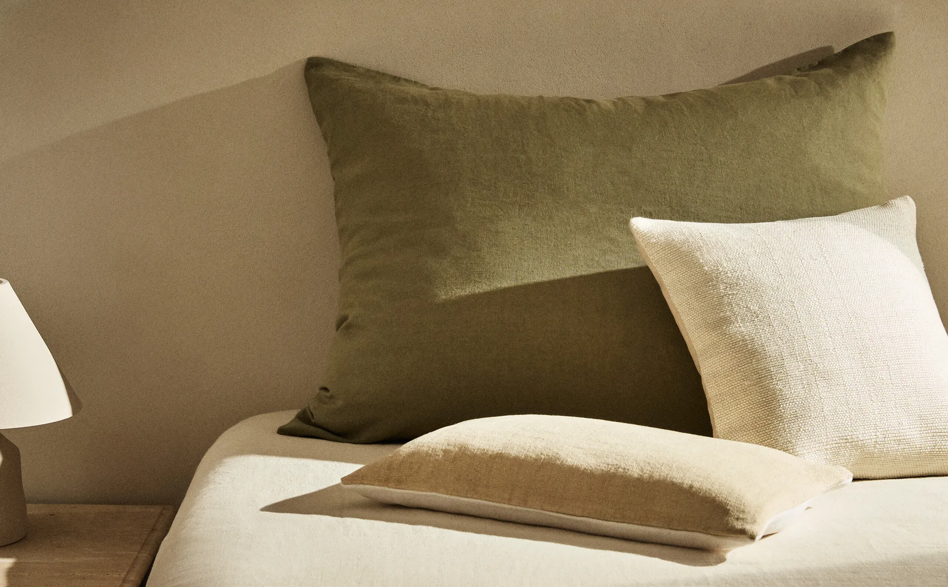 

(140 гxм²) льняной чехол на подушку xxl Zara Home, цвет Olive
