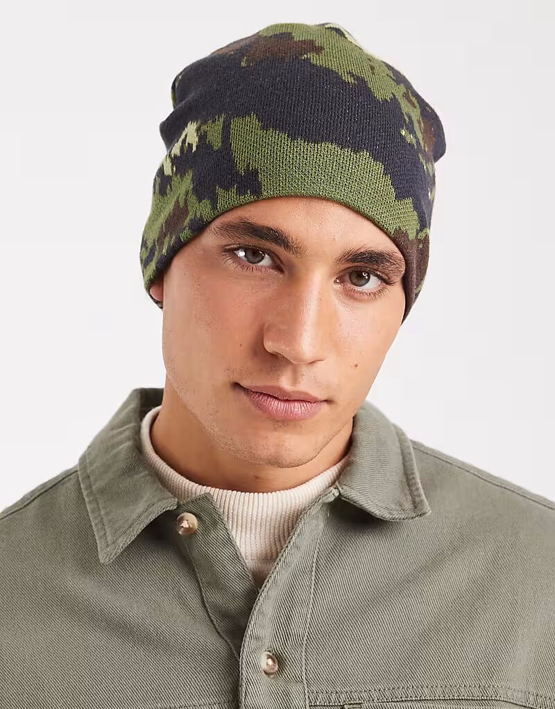 

Вязаная шапка-бини с камуфляжным принтом и графическим изображением черепа цвета хаки Asos Design