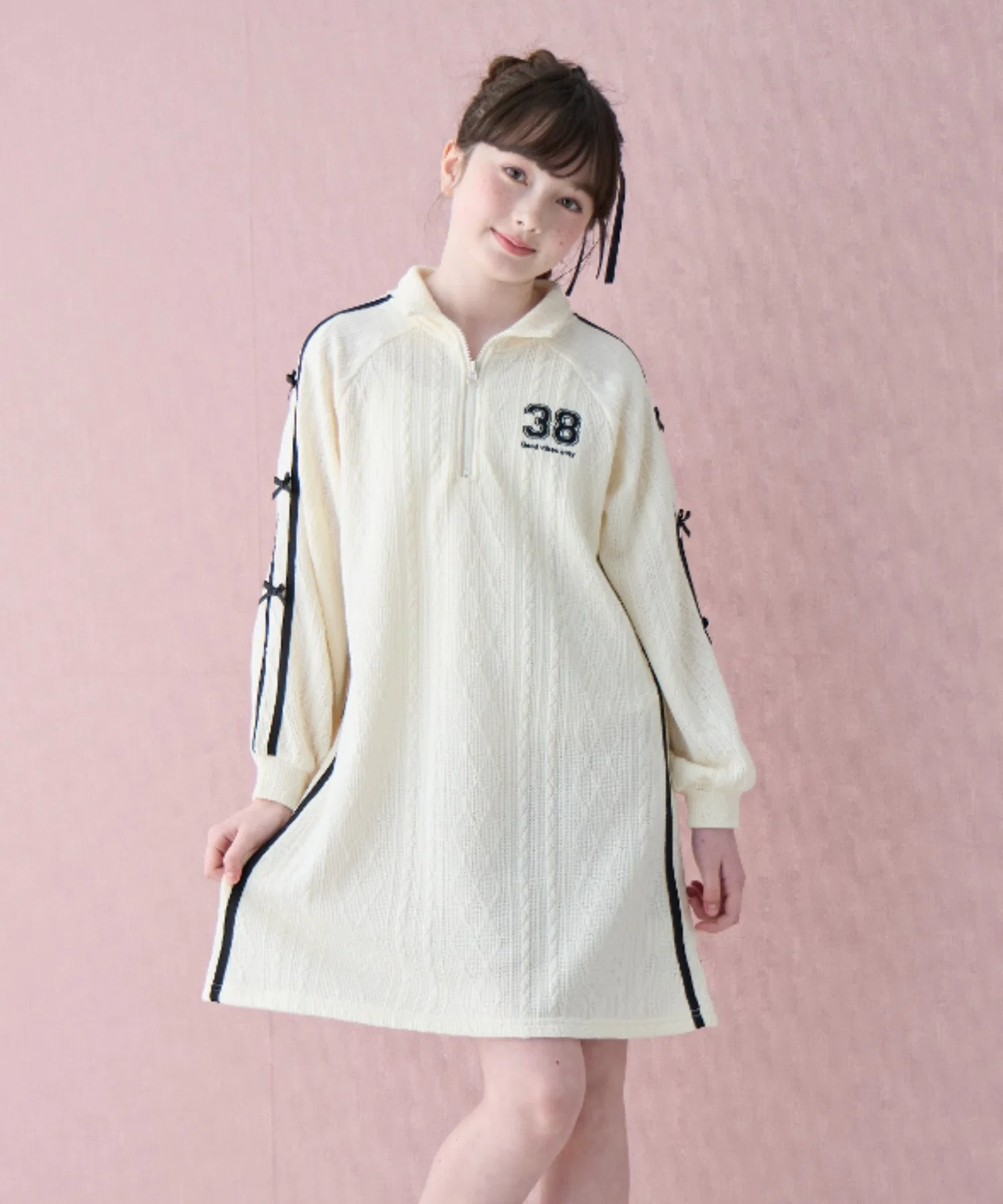 Женское платье-футболка Amourire girl с вырезом на молнии и лентами чёрное — фото 4