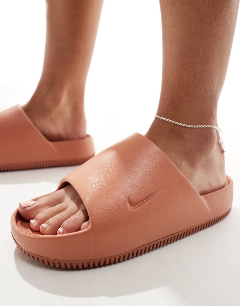 

Коричневые шлепанцы Nike Calm