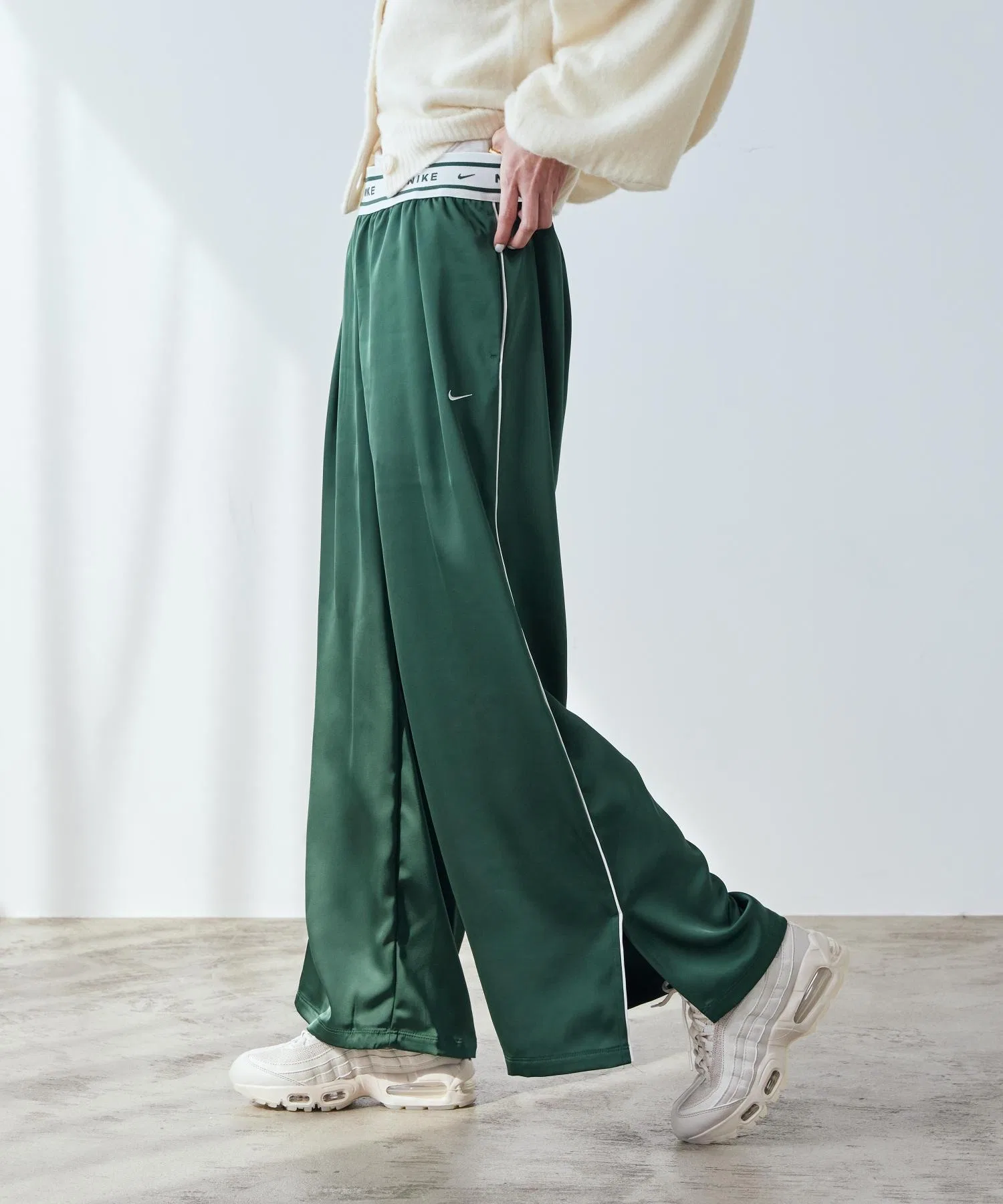 Женские брюки Nike Sportswear Loose Mid-Rise Satin Pants — фото 2
