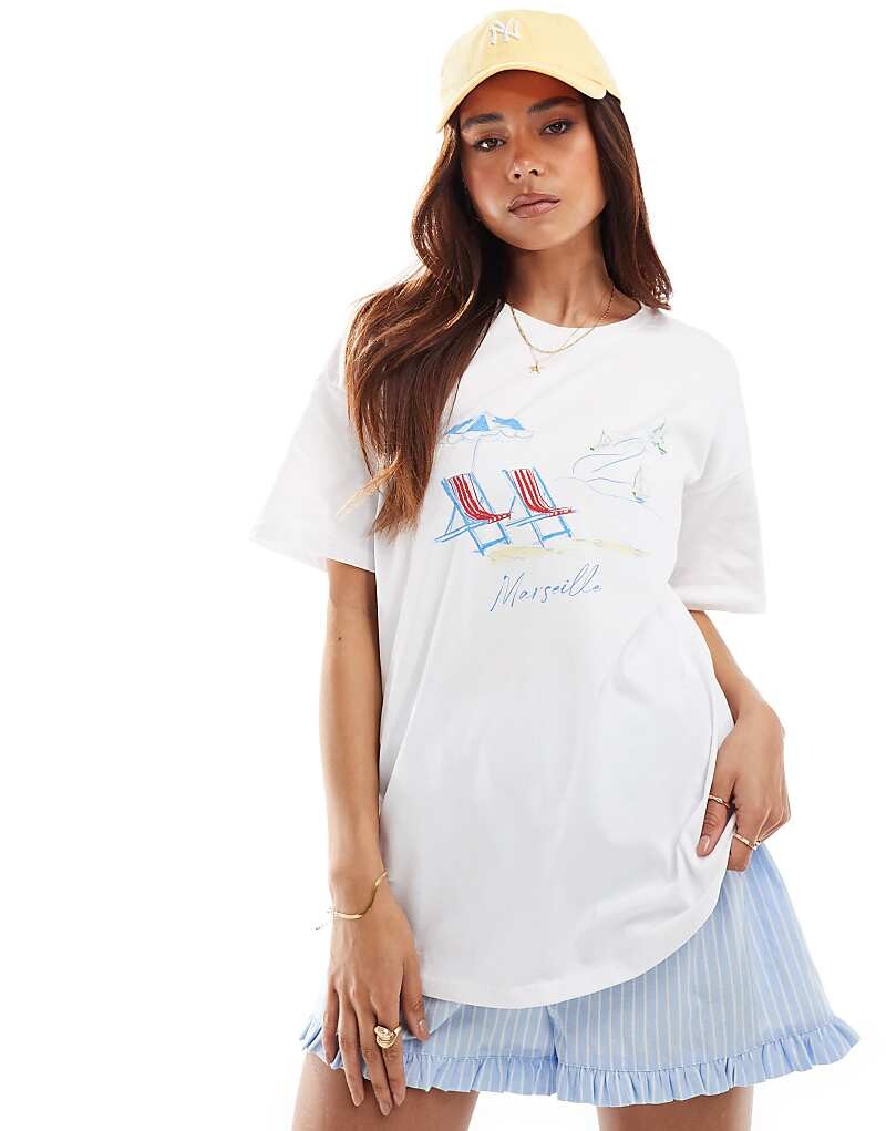 

Белая футболка оверсайз с праздничной графикой ASOS DESIGN