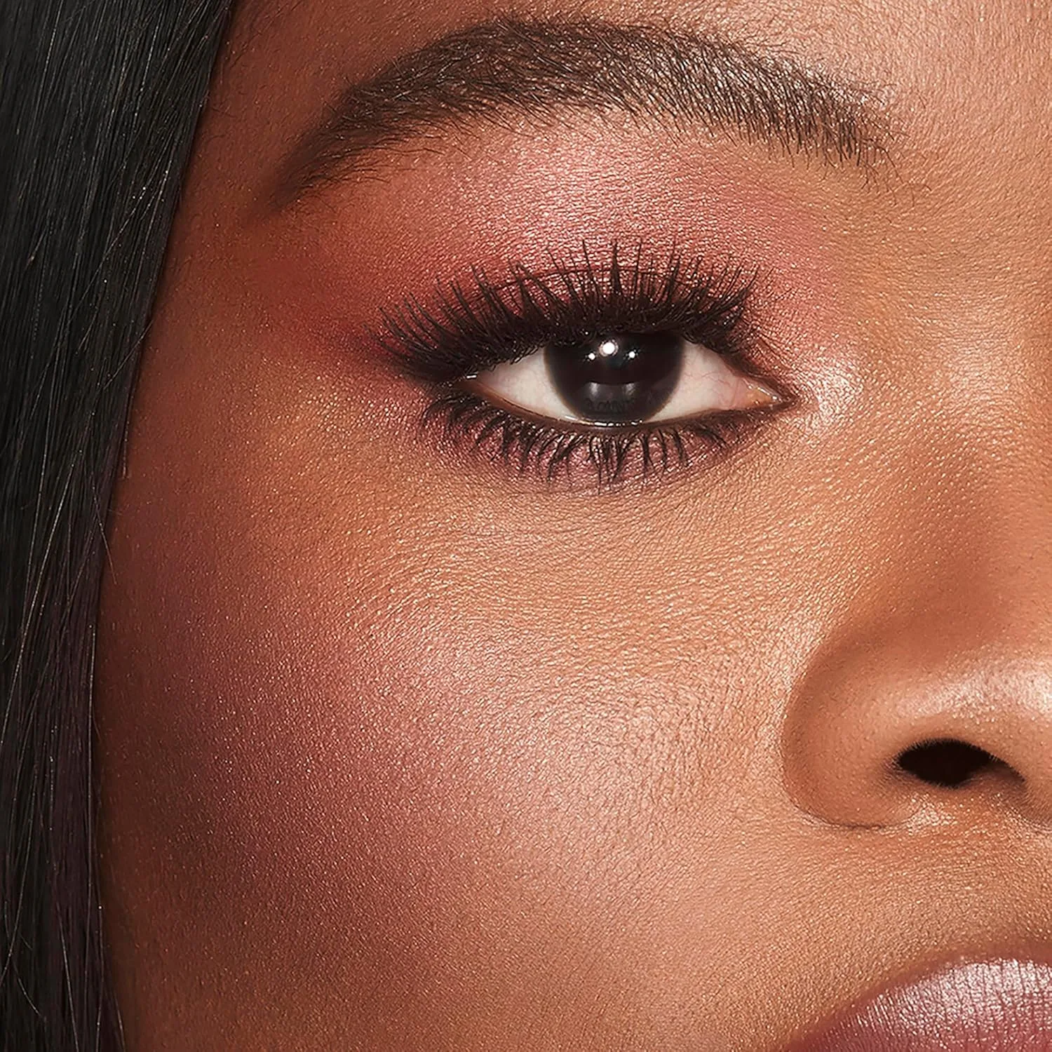 Charlotte Tilbury Cheek to Chic Powder Blush - двухцветная пудра для щек с сияющим финишем, наносится слоями для легкого сияния, Walk Of No Shame - berry rose — фото 3