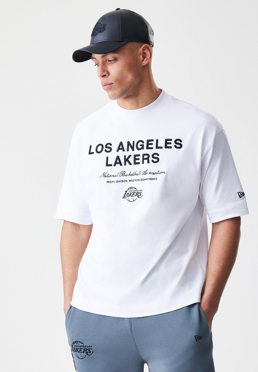 

Футболка New Era NBA LOS ANGELES LAKERS LINEAR GRAPHIC BOX TEE UNISEX, White