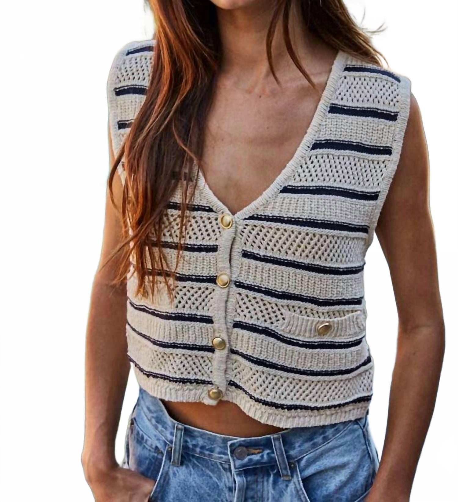 

Трикотажный жилет Devanne в цвете кремовый/темно-синий By Together