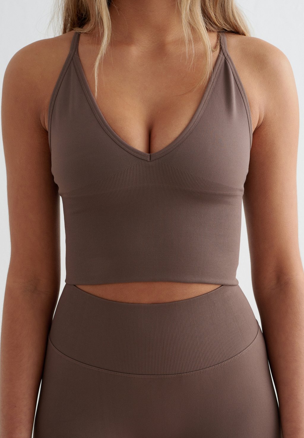 

Спортивный бюстгальтер с легкой поддержкой SHAPE CROSS BACK aim’n, коричневый