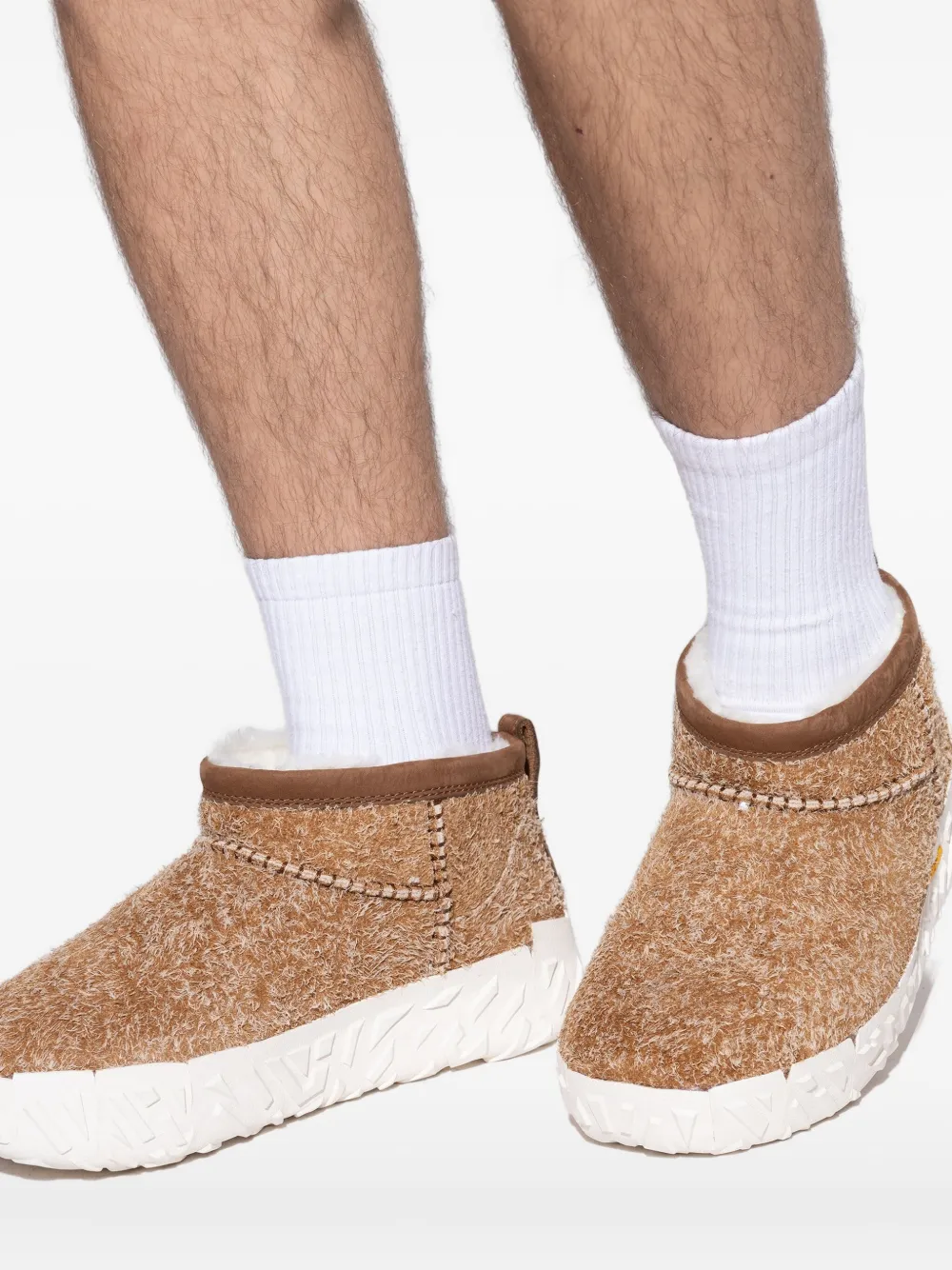 Мужские ботинки UGG классические ультра-мини из замши, коричневый — фото 4