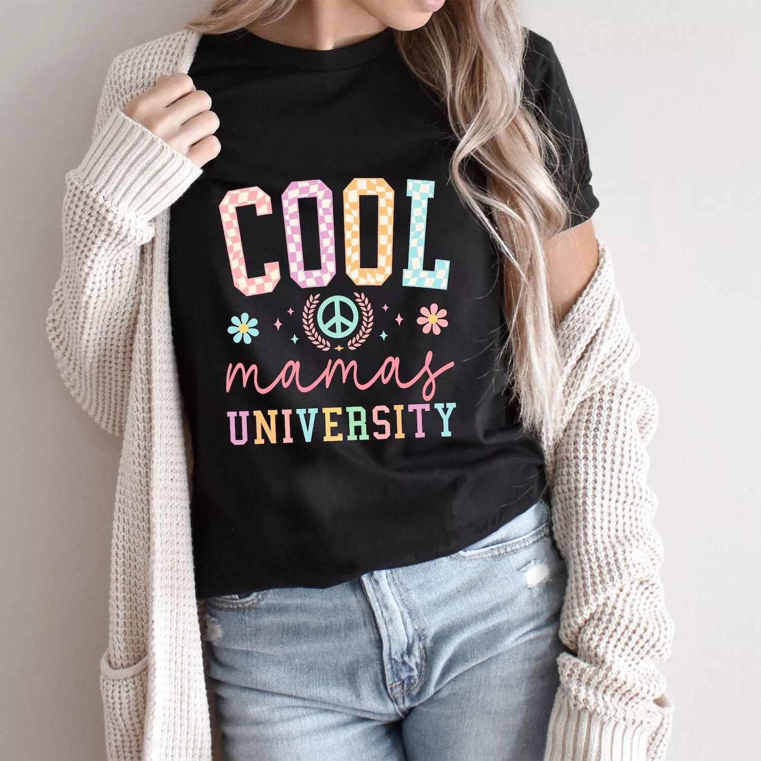 

Футболка Cool Mamas University с короткими рукавами и графическим рисунком Simply Sage Market