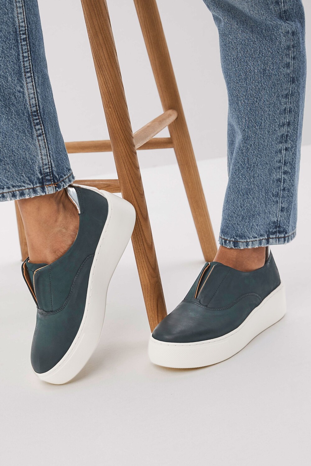Кожаные спортивные кроссовки на толстой платформе на танкетке Signature Forever Comfort Next, синий