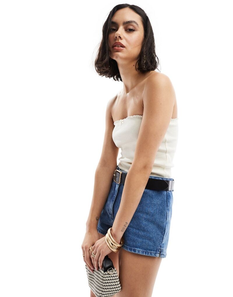 

Кремовый топ-бандо с фестончатыми краями ASOS