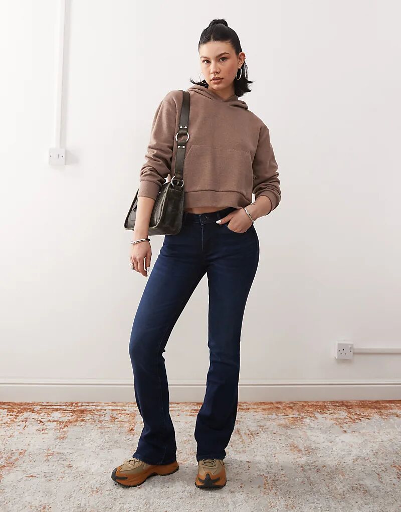 

Джинсы bootcut с низкой посадкой темно-синего цвета Wrangler