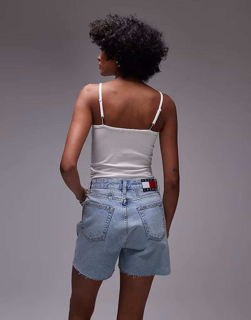 

Обычные шорты Tommy Jeans mom в светло-голубом цвете