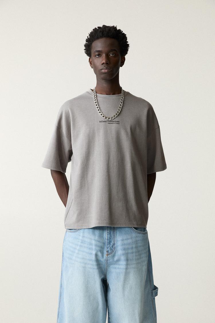 

Футболка с надписью «Милан» Pull And Bear, серый