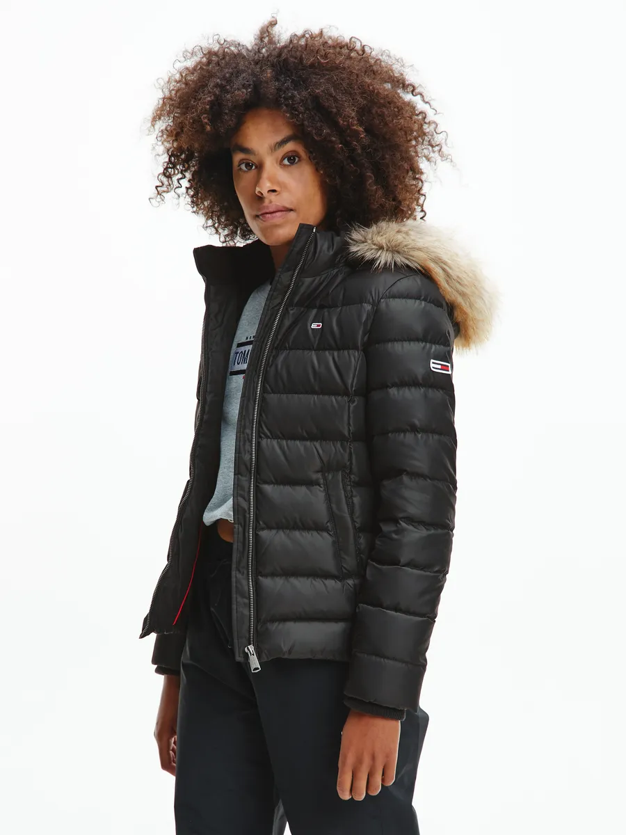 

Пуховик Tommy Jeans "BASIC HOODED DOWN JACKET", с капюшоном, с искусственным мехом на капюшоне и флажком с логотипом Tommy Jeans, черный