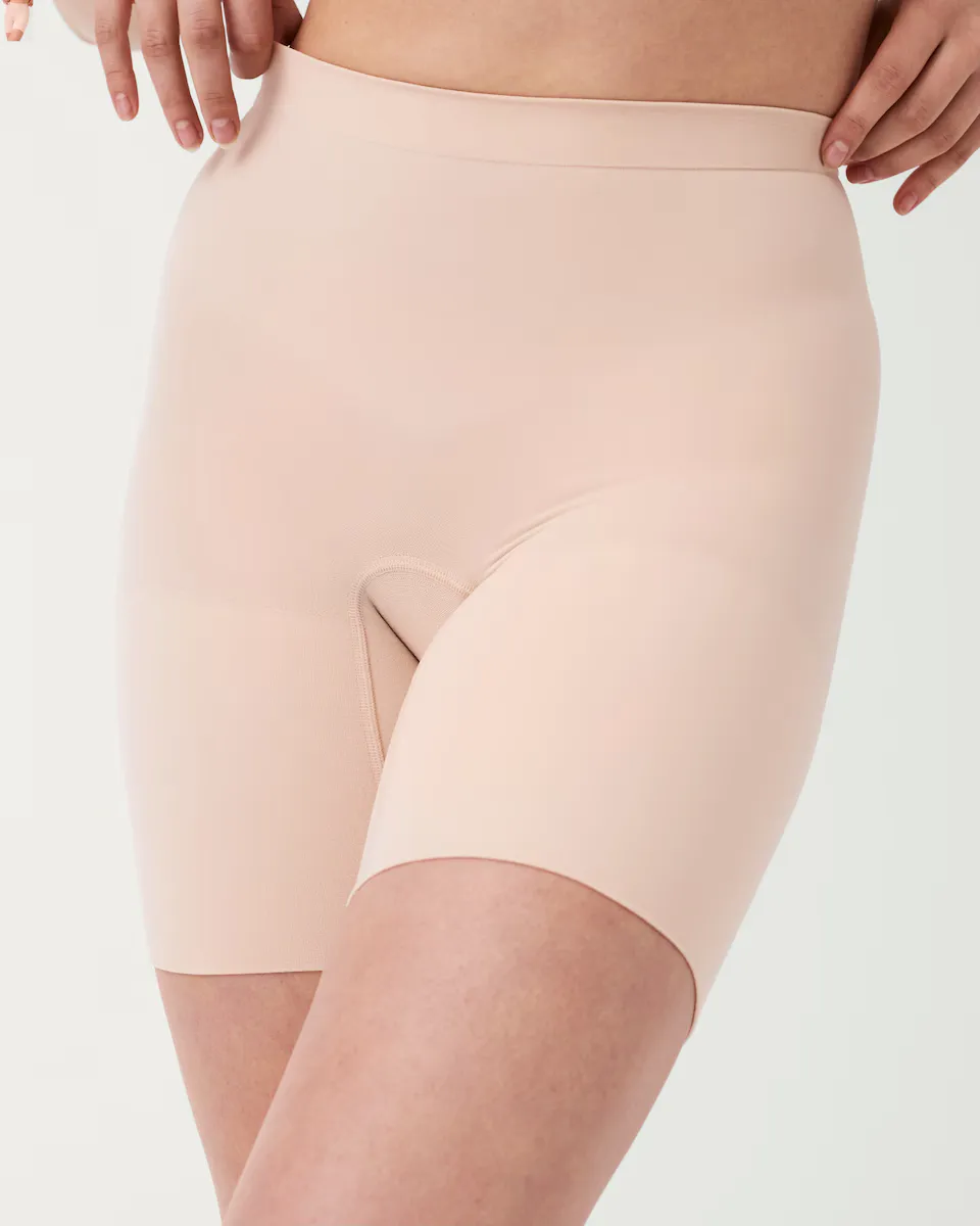 

Короткие брюки с поясом до середины бедра Spanx, черный