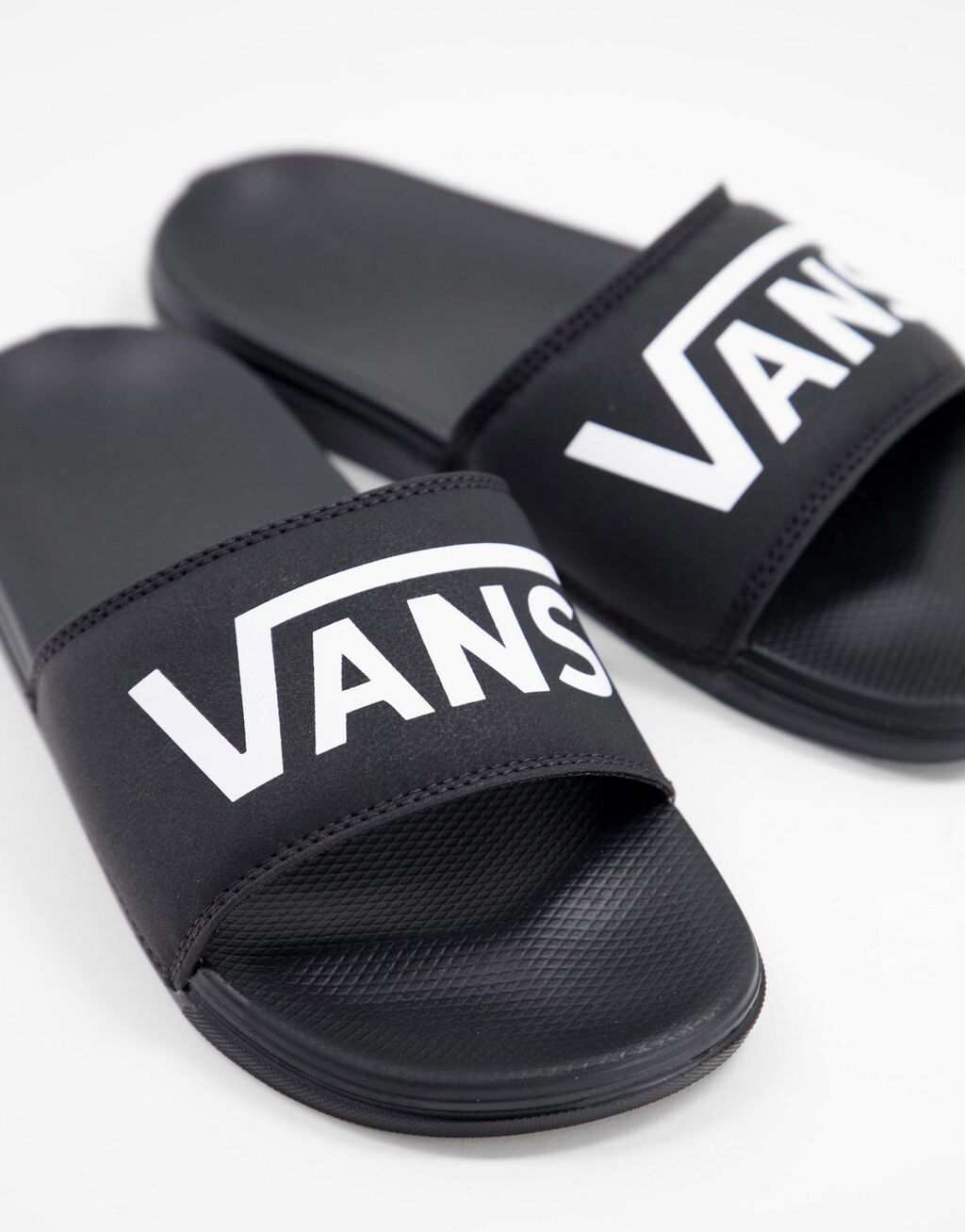 

Черные шлепанцы Vans La Costa