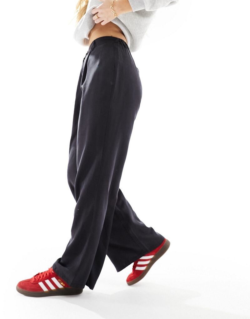 

Черные стираные брюки ASOS DESIGN Hourglass Dad
