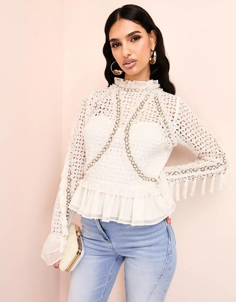 

Белый хлопковый топ ASOS с баской из органзы по низу, вышивкой на люверсах и объемным цветочным орнаментом
