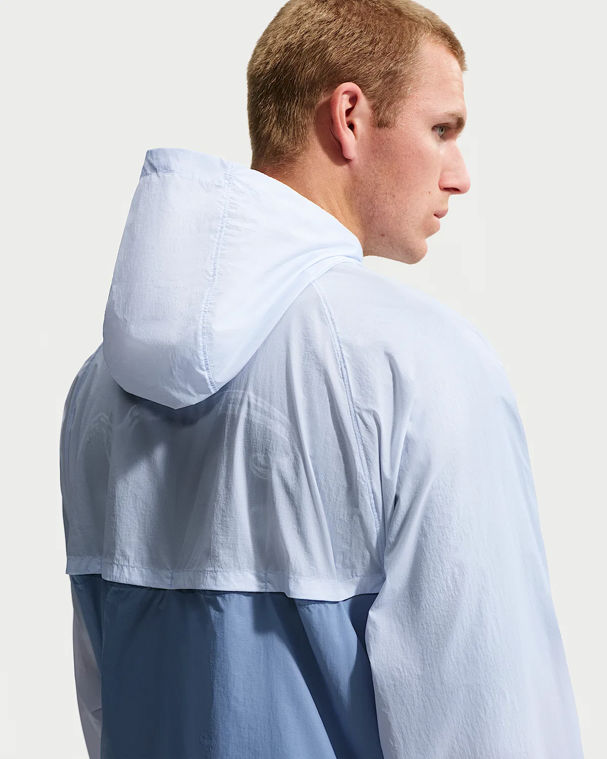 Мужская нестеганая куртка-ветровка Nike Windrunner на молнии с защитой от УФ, Hydrogen Blue/Work Blue/White — фото 2