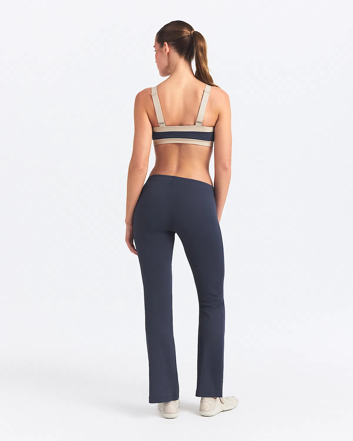 Женские брюки NikeSKIMS Airy с заниженной талией, мини-клеш, NSKM Deep Royal — фото 4