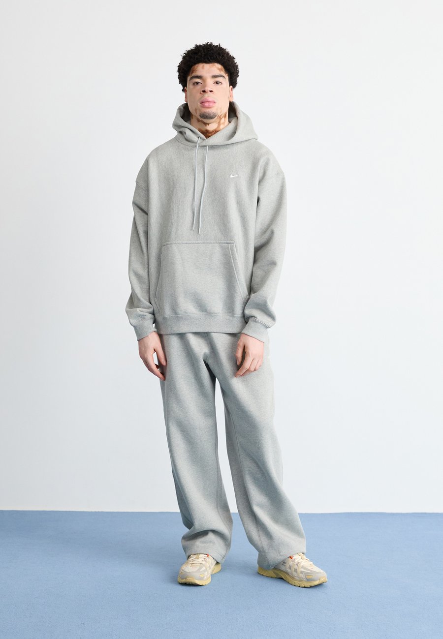 Толстовка Nike Sportswear SOLO HOODIE, Grey Heather/Smoke/Grey — фото 2