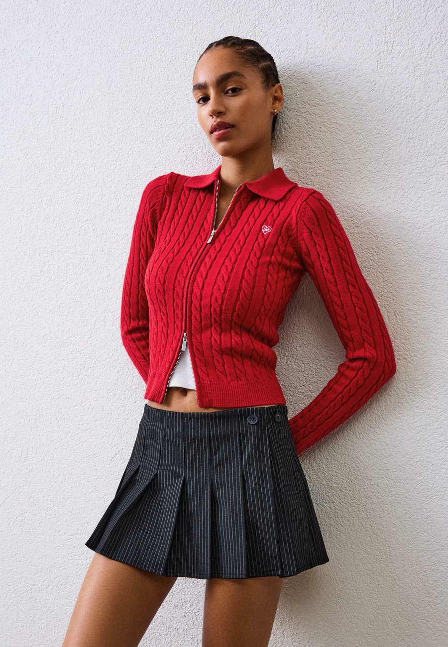 

Кардиган Bershka CABLE- POLO COLLAR, Red