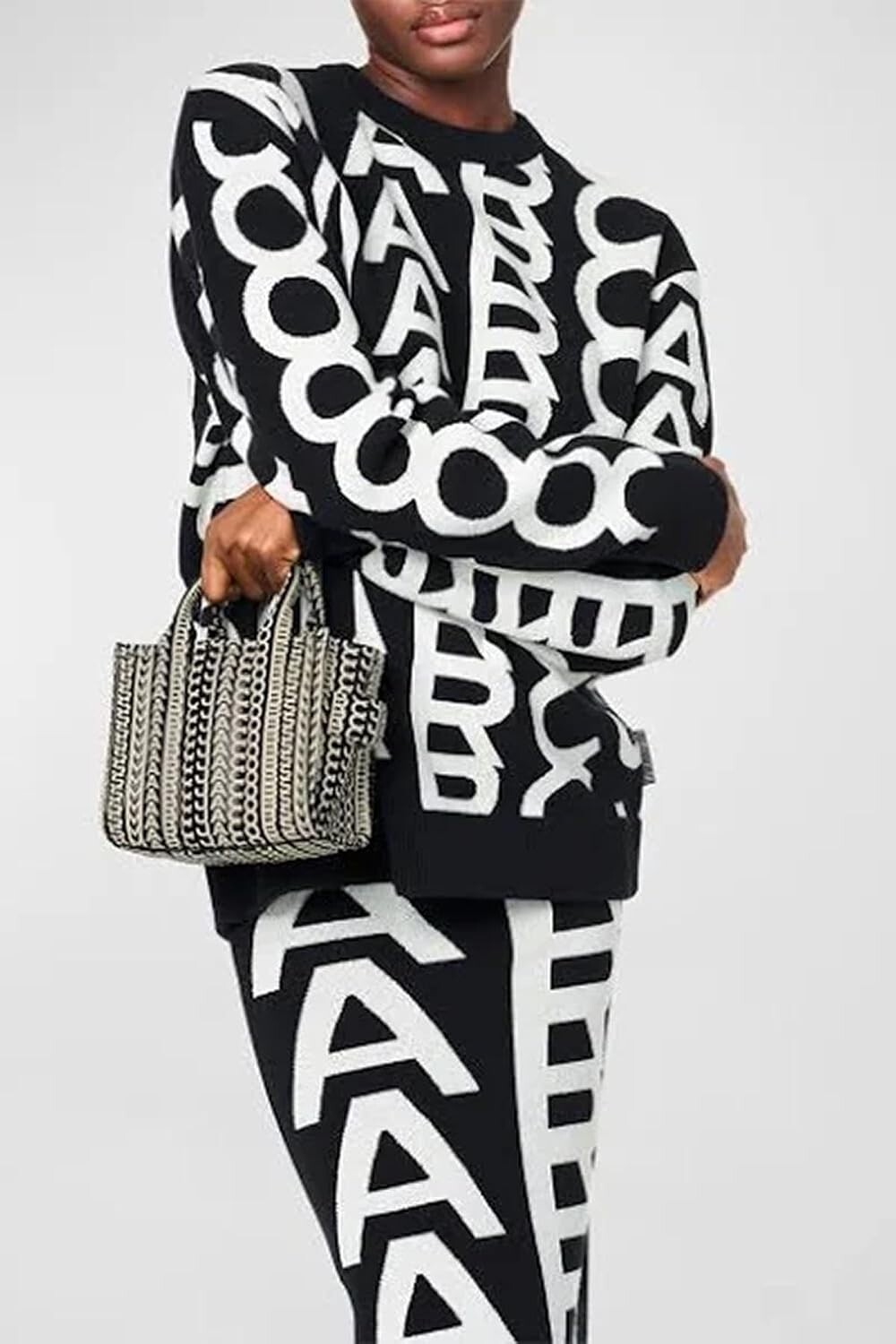 Сумка-тоут Marc Jacobs The Monogram Leather Crossbody черная/белая Один размер — фото 4