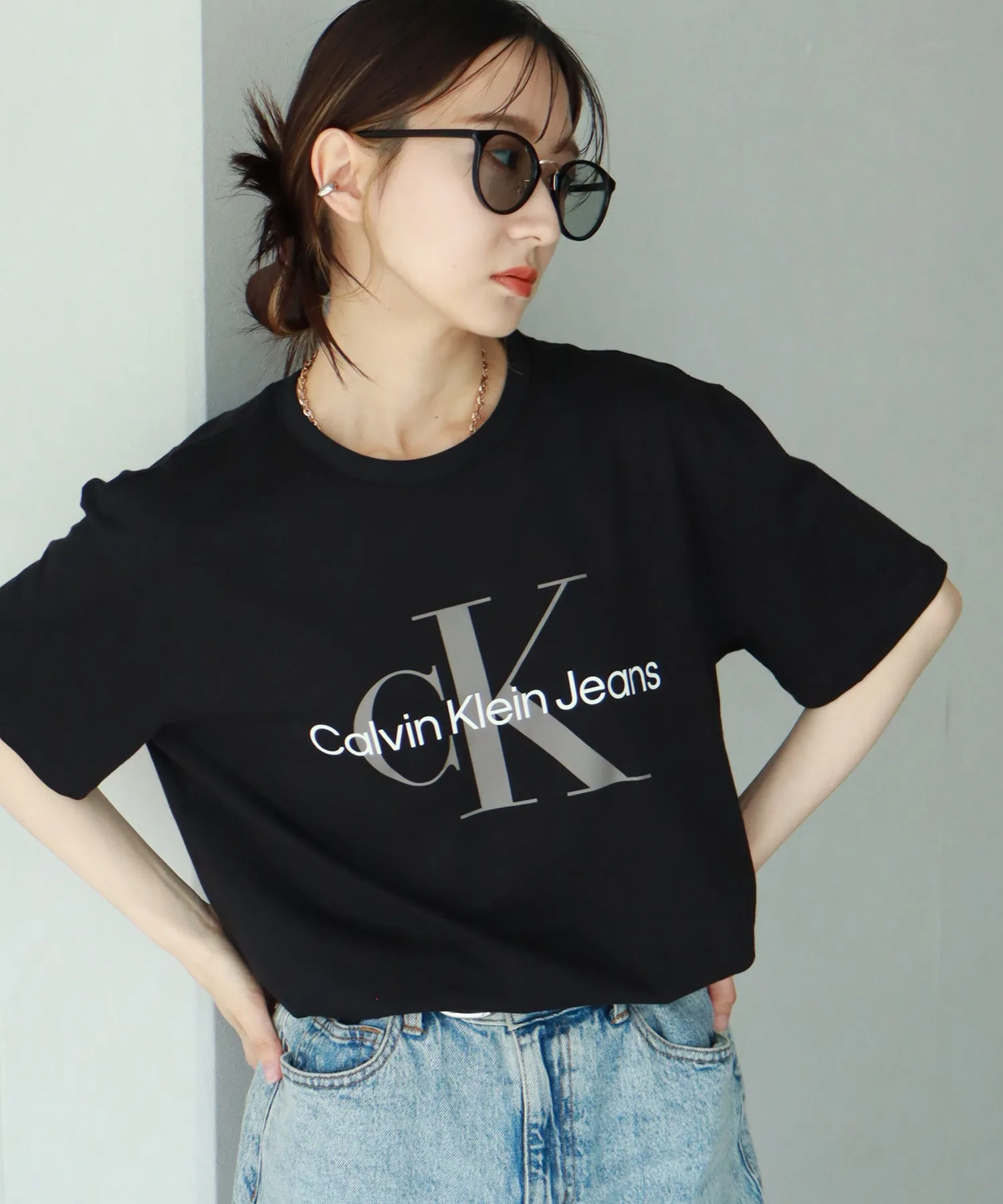 Унисекс футболка с логотипом CORE MONOLOGO JEANS TEE Calvin Klein серая — фото 3