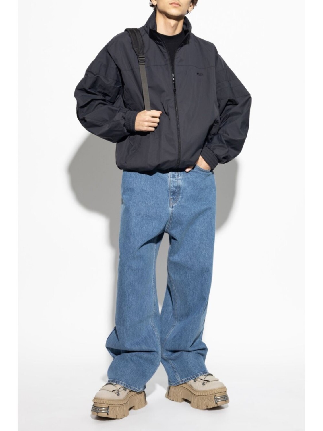 Джинсы с широкими штанинами и вышитым логотипом VETEMENTS, синий — фото 2