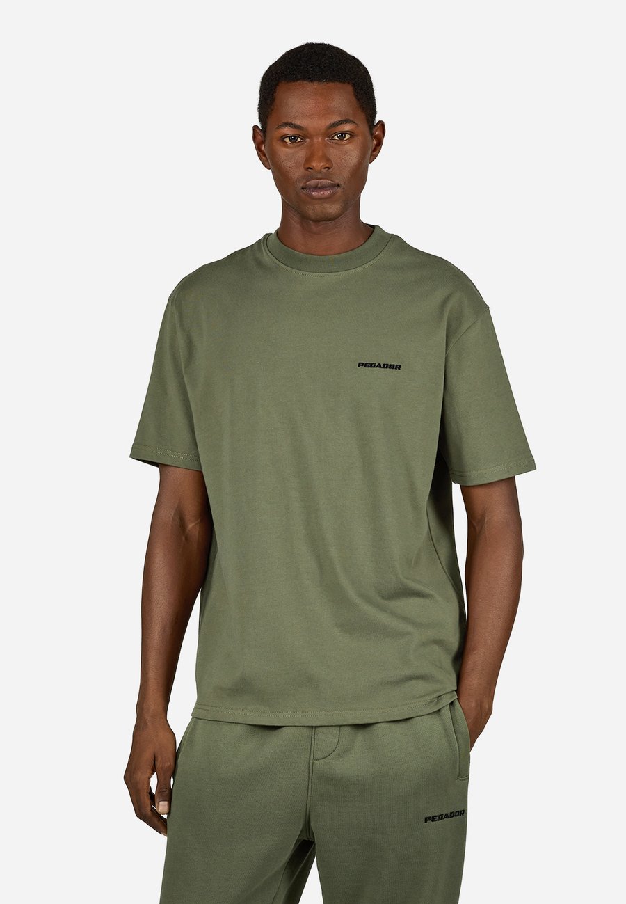 

Футболка Pegador LOGO TEE, Washed Faded Olive Black/Olive, Черный, Футболка Pegador LOGO TEE, Washed Faded Olive Black/Olive