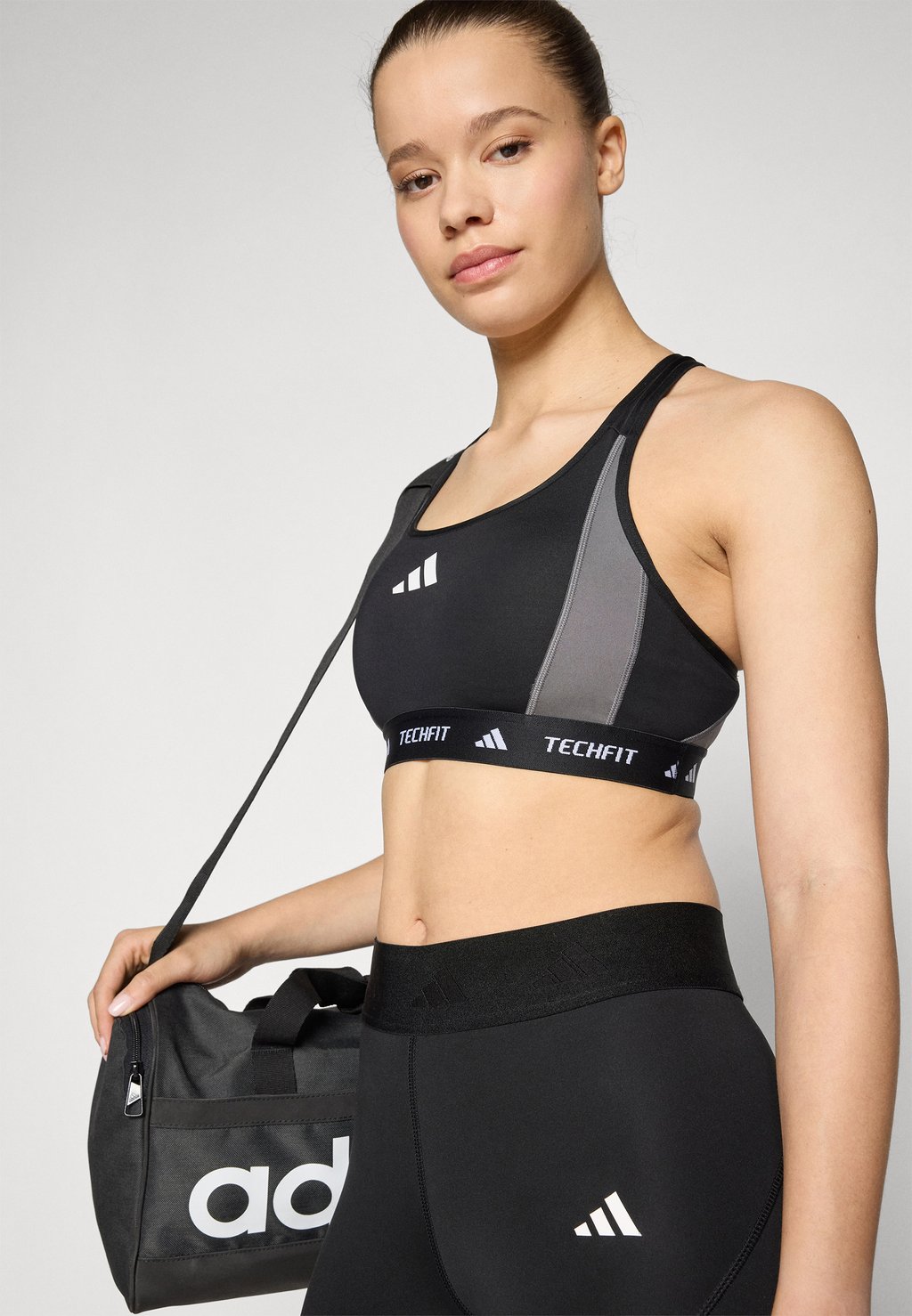 Спортивный бюстгальтер средней поддержки TECHFIT MEDIUM SUPPORT COLORBLOCK BRA Adidas Performance, черный — фото 4