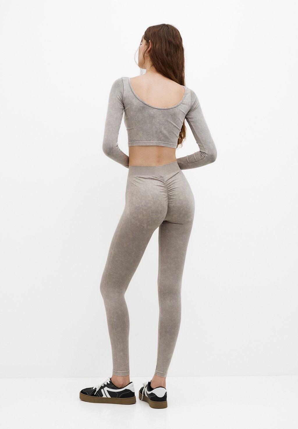 

Топ с длинными рукавами OPEN BACK SEAMLESS PULL&BEAR, темно-серый