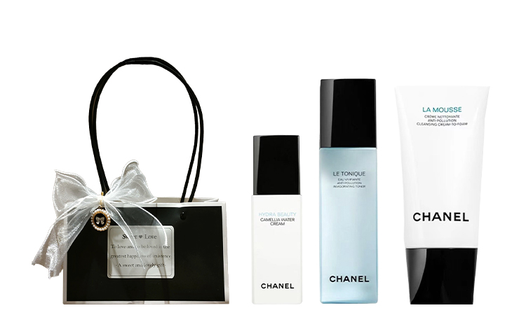 CHANEL Trendy Queen Camellia набор для ухода за кожей увлажняющий и питающий очищающий комплект из трех предметов, подарок для подруги — фото 3