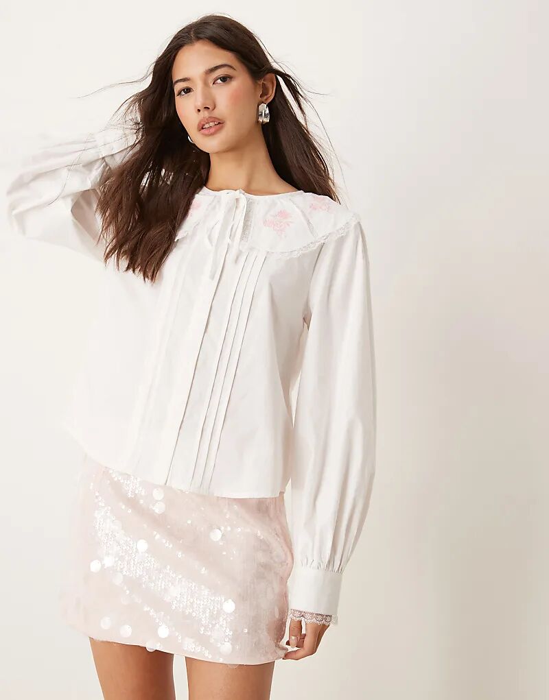 

Поплиновая рубашка с вышитым воротником и защипами белого цвета Miss Selfridge