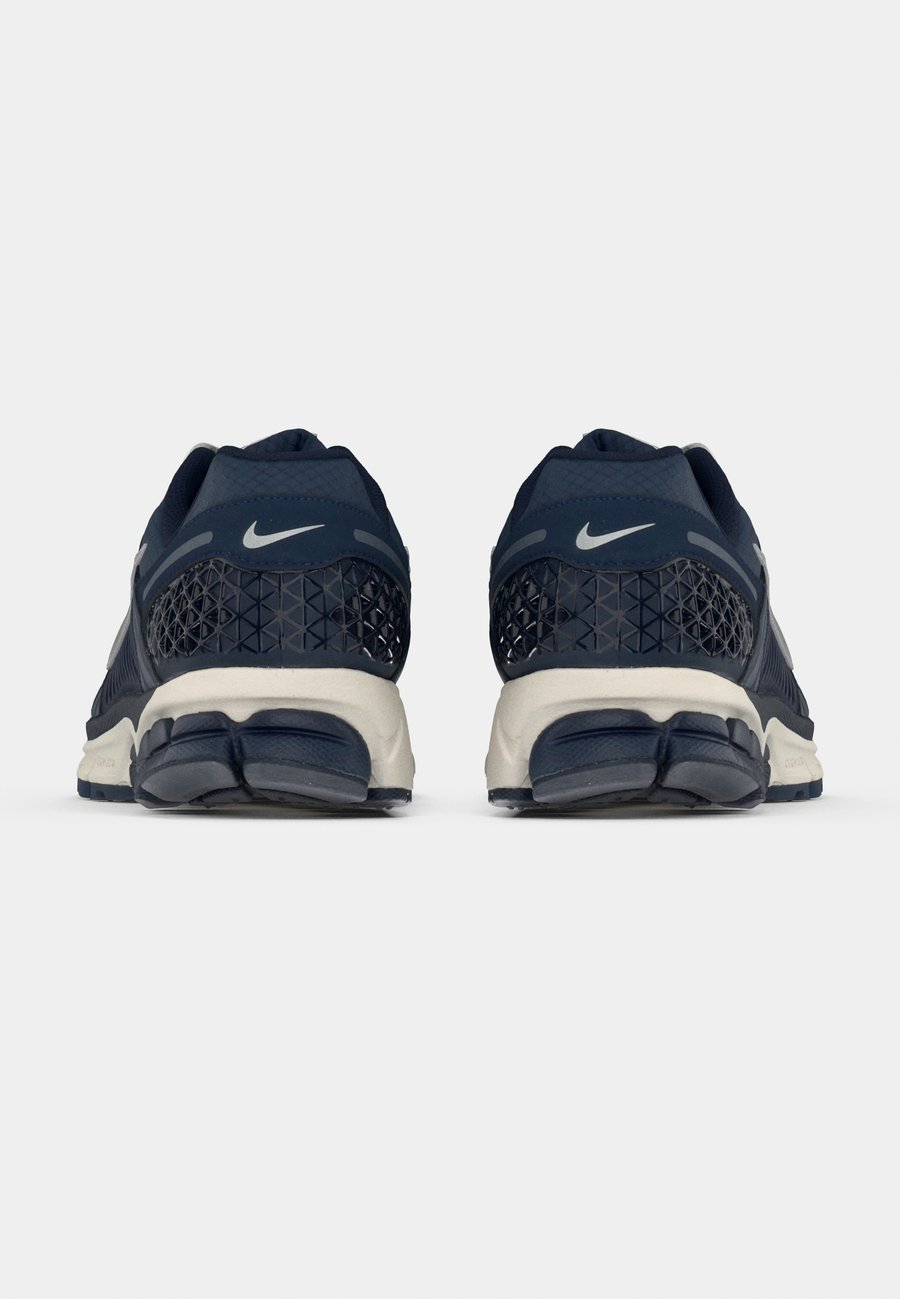 Кроссовки Nike Sportswear ZOOM VOMERO 5 SE TECH, Blue Void/Metallic Silver-Coloured/Midnight Navy/Light Orewood Brown/Blue — фото 4