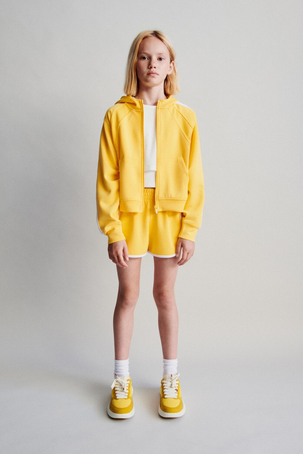 

Куртка с капюшоном и контрастными полосами ZARA, желтый