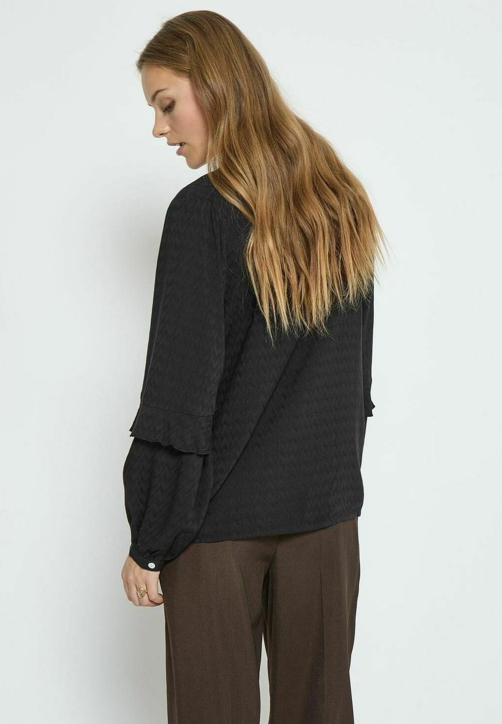 

Блуза V-NECK LONG SLEEVE PEPPERCORN, черный