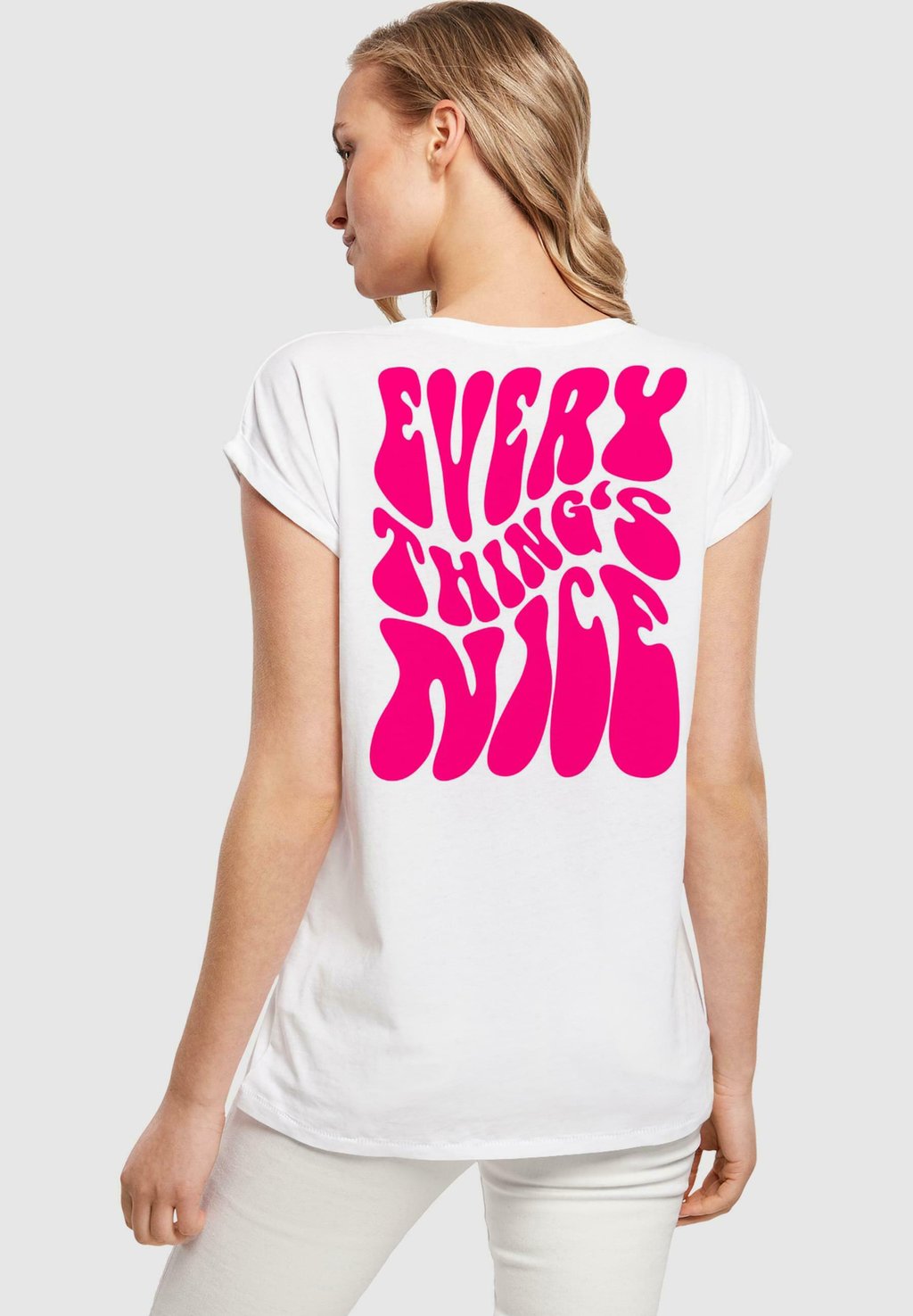 

Футболка с принтом EVERYTHING IS NICE EXTENDED SHOULDER Mister Tee, белый