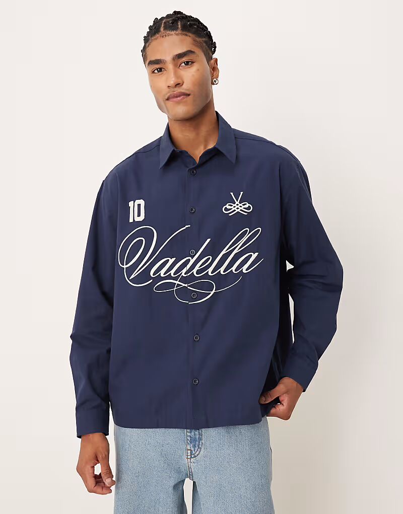 

Рубашка свободного кроя из поплина с надписью темно-синего цвета Asos Design