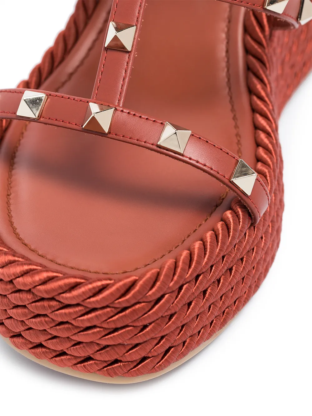 Босоножки Torchon Rockstud 90 на танкетке VALENTINO GARAVANI, коричневый — фото 4