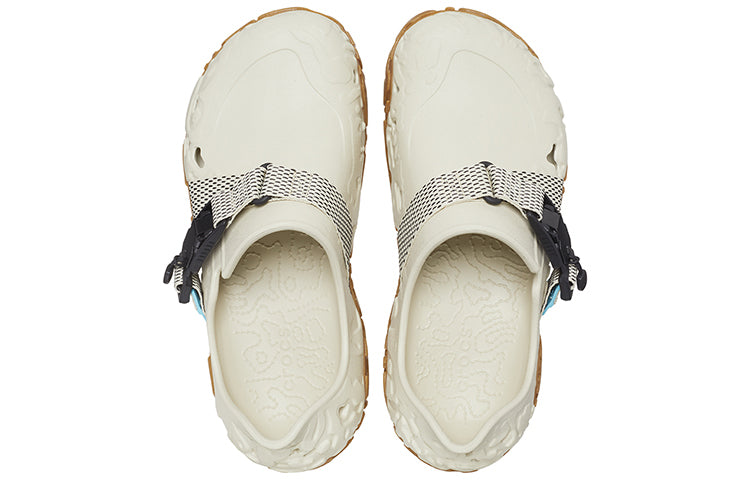 Обувь Crocs All Terrain Atlas, цвет «костяной коричневый» — фото 4