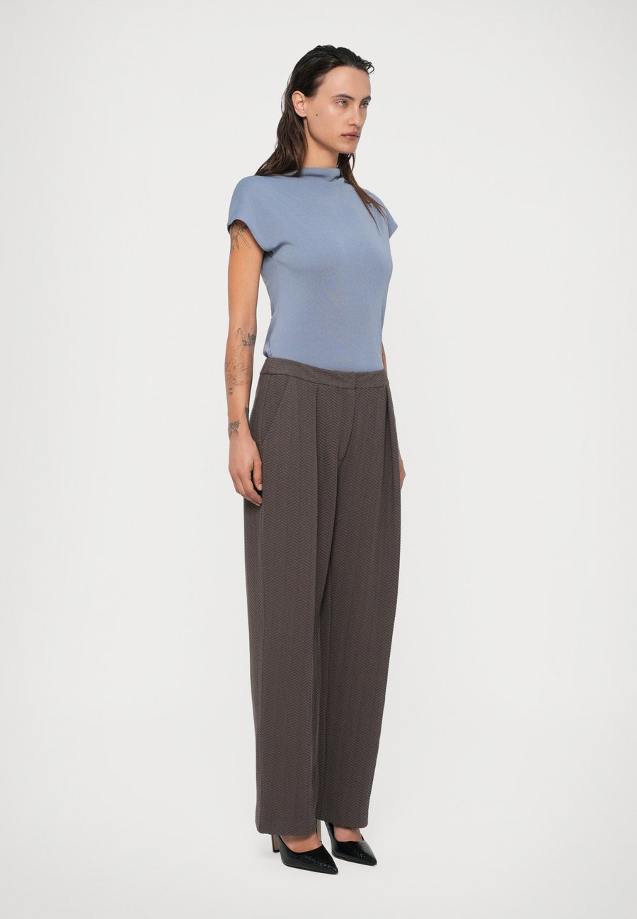 Брюки Emporio Armani Trousers, Brown/Mottled Anthracite — фото 4