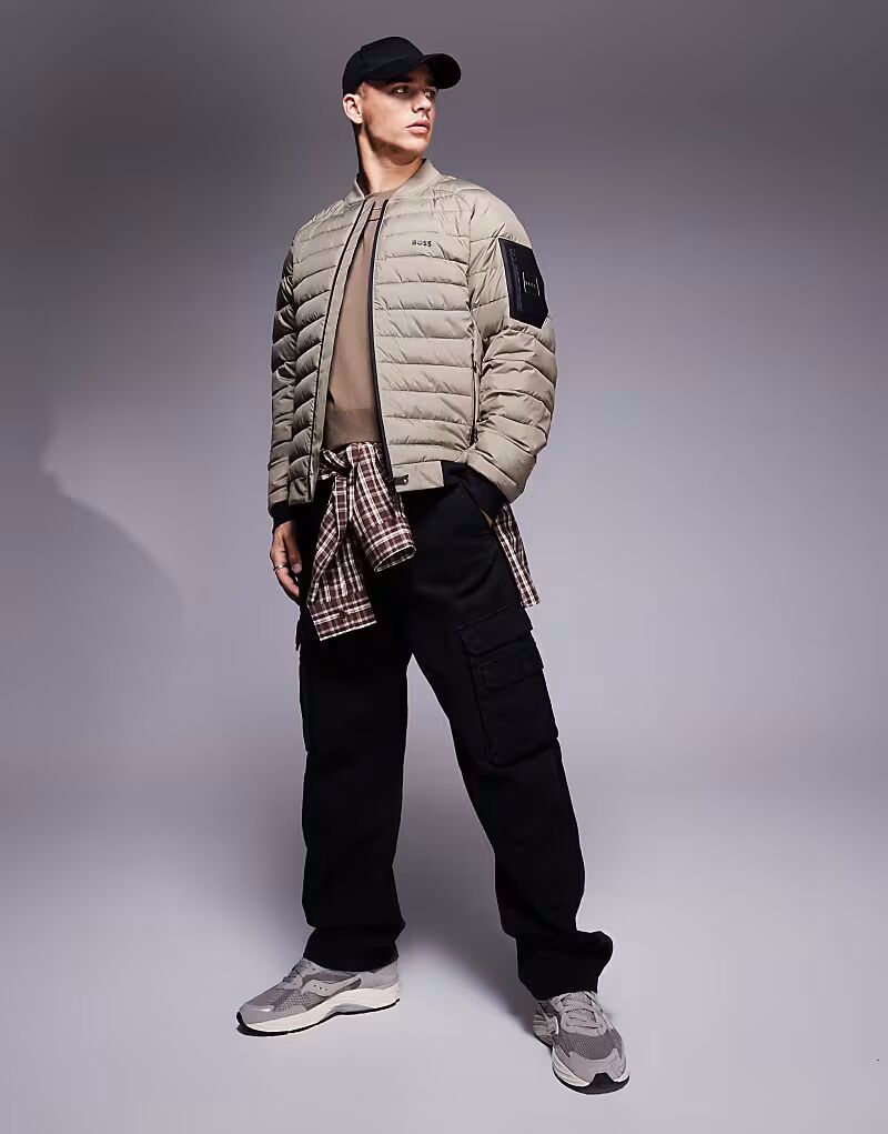 

BOSS Green - Ordos - легкая стеганая куртка-бомбер в средне-зеленом цвете, Зеленый, BOSS Green - Ordos - легкая стеганая куртка-бомбер в средне-зеленом цвете