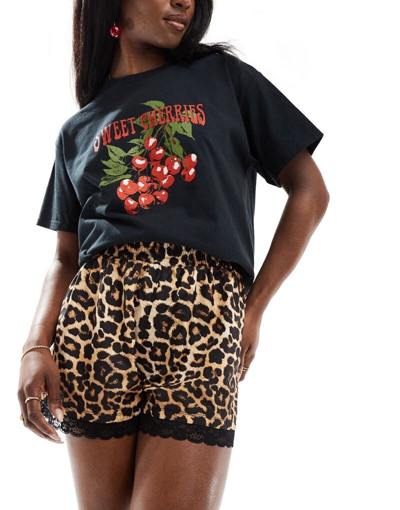 

Черные шорты с леопардовым принтом и кружевом ASOS DESIGN