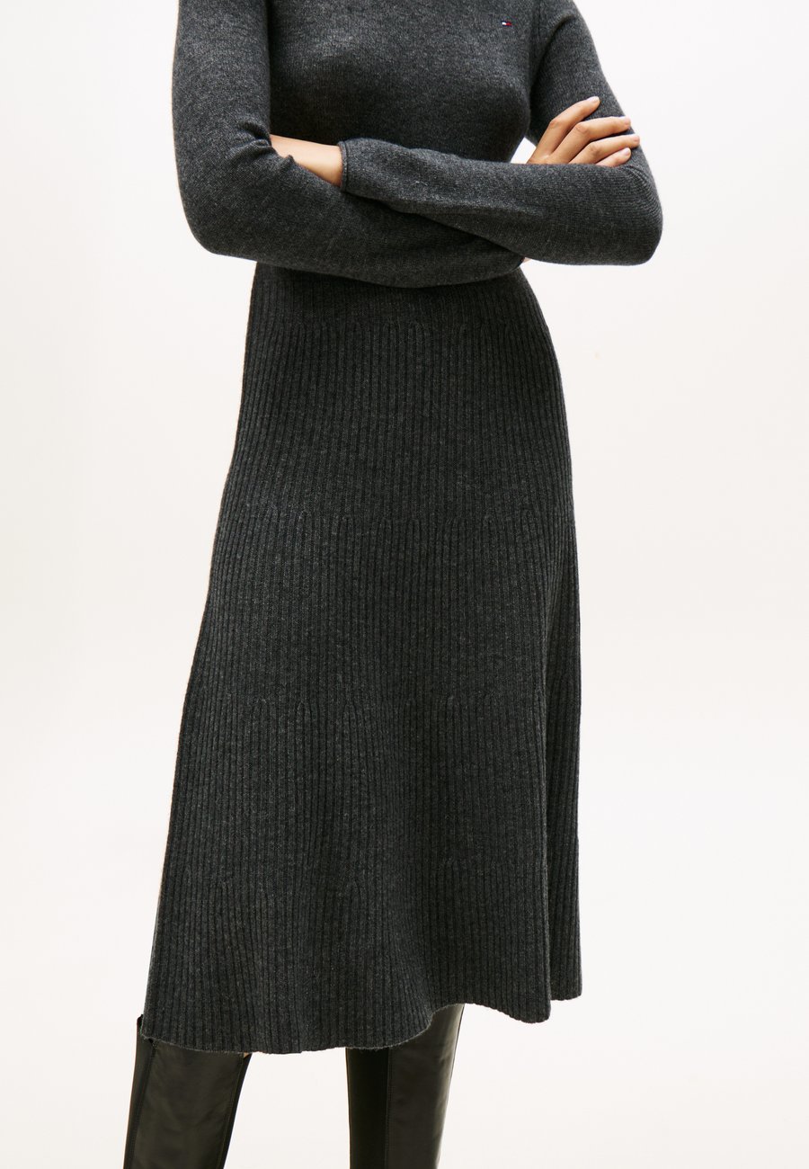 

Платье Tommy Hilfiger SOFT MOCK DRESS, Dark Grey Heather/Mottled Dark Grey