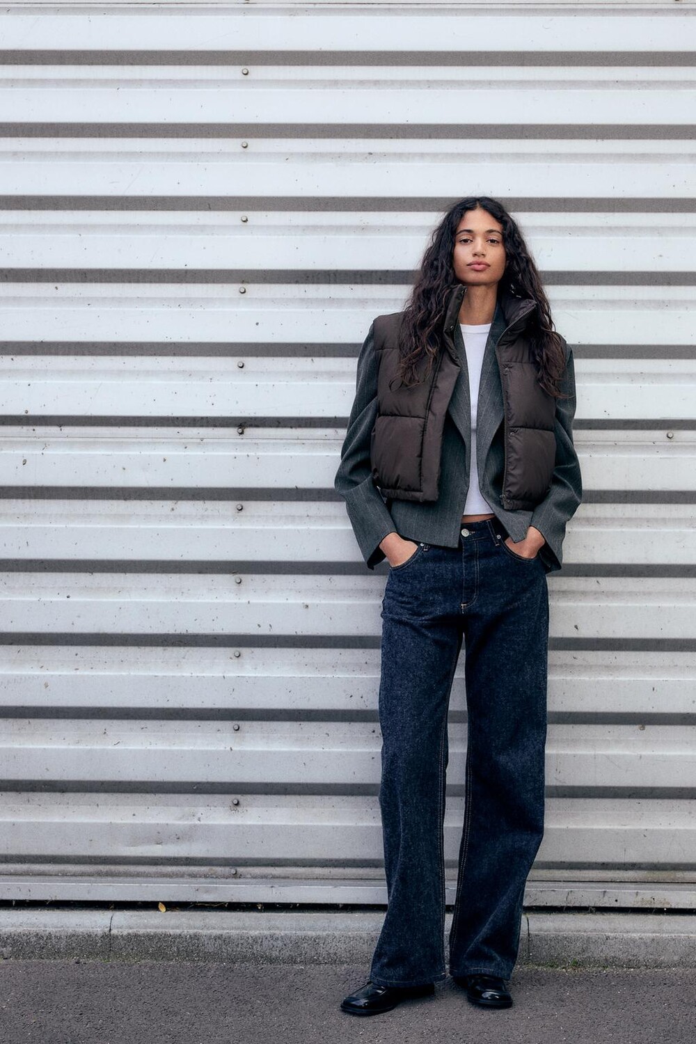 

Укороченный пуховик-жилет с прорезиненным качеством ZARA, темно-коричневый